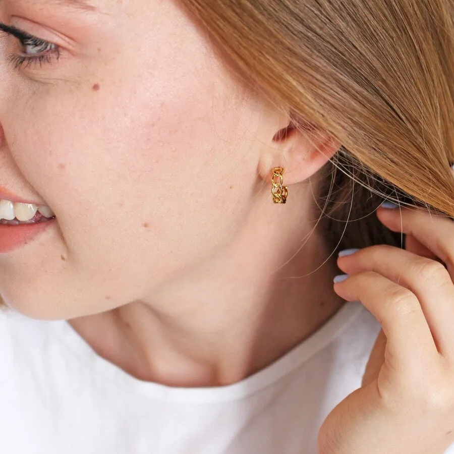 Chain Huggie Hoop Earring (Gold)